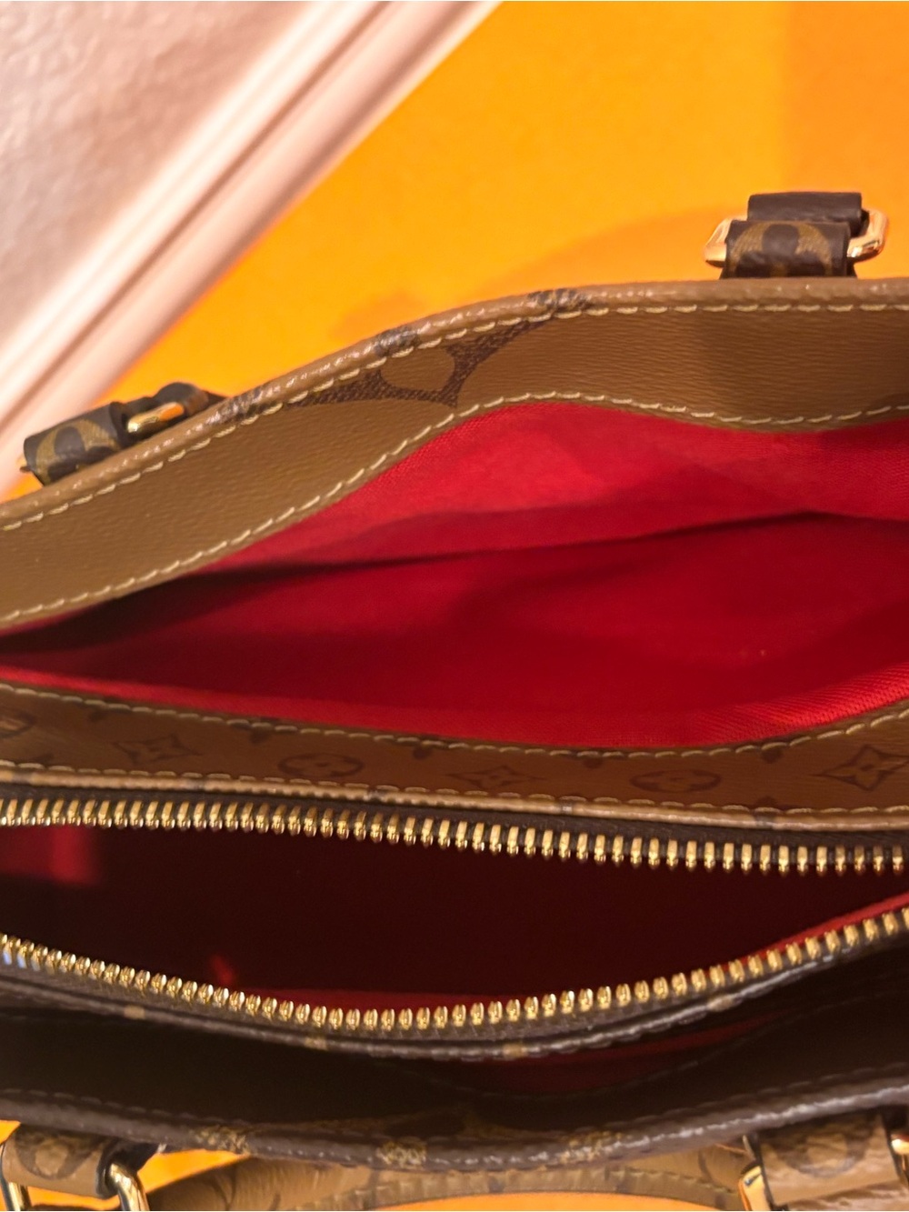 Louis Vuitton On the Go EW in Giant Reverse Monogram - Picture 10 of 15